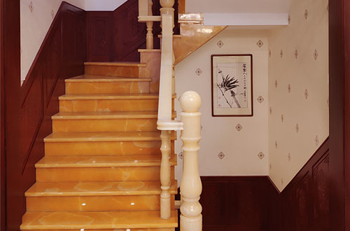 乡城中式别墅室内汉白玉石楼梯的定制安装装饰效果